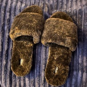 Ugg fluffy slipper- Cozetta curly